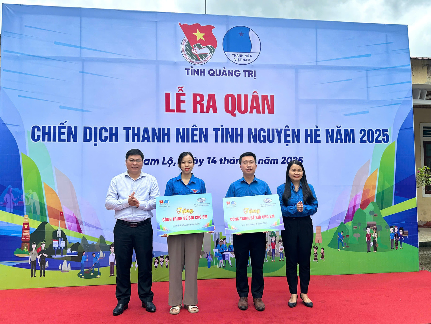 Tặng công trình "Bể bơi cho em". Ảnh: Dạ Ngân Tặng công trình "Bể bơi cho em". Ảnh: Dạ Ngân