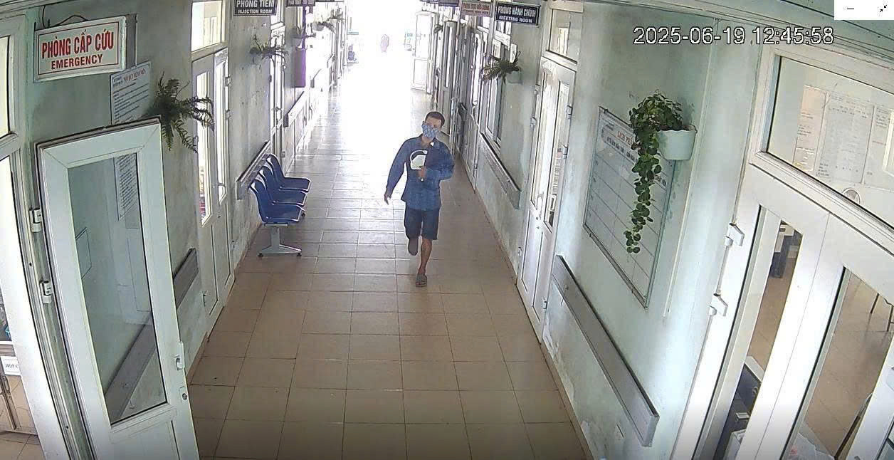 Đối tượng Đào Minh Lợi bị phát hiện qua hệ thống camera giám sát của Bệnh viện Đa khoa tỉnh Quảng Trị khi có hành vi trộm cắp tài sản. Ảnh: BV Đối tượng Đào Minh Lợi bị phát hiện qua hệ thống camera giám sát của Bệnh viện Đa khoa tỉnh Quảng Trị khi có hành vi trộm cắp tài sản. Ảnh: BV