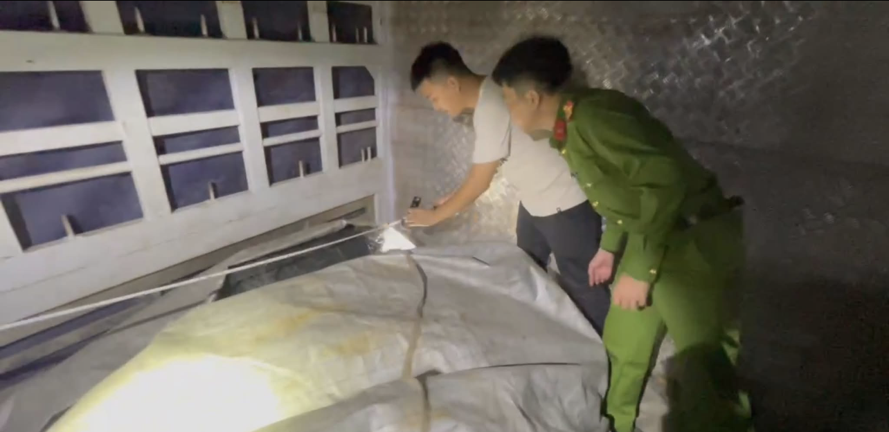 Lực lượng chức năng kiểm tra trên thùng xe ô tô biển kiểm soát 37H-022.71 phát hiện 239 hộp pháo hoa nổ trái phép các loại do nước ngoài sản xuất. Ảnh: CA Lực lượng chức năng kiểm tra trên thùng xe ô tô biển kiểm soát 37H-022.71 phát hiện 239 hộp pháo hoa nổ trái phép các loại do nước ngoài sản xuất. Ảnh: CA