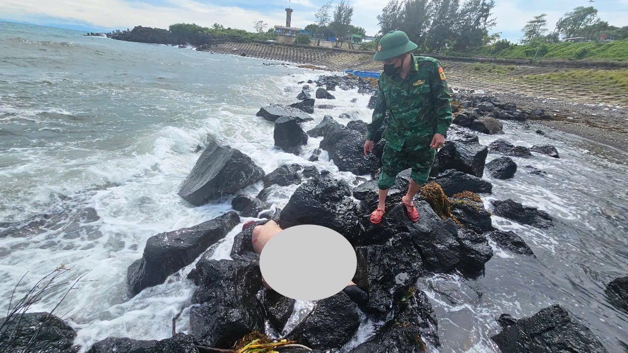 Vị trí phát hiện thi thể nữ giới dạt vào bờ biển đảo Cồn Cỏ chiều 14/6. Ảnh: BPCC Vị trí phát hiện thi thể nữ giới dạt vào bờ biển đảo Cồn Cỏ chiều 14/6. Ảnh: BPCC