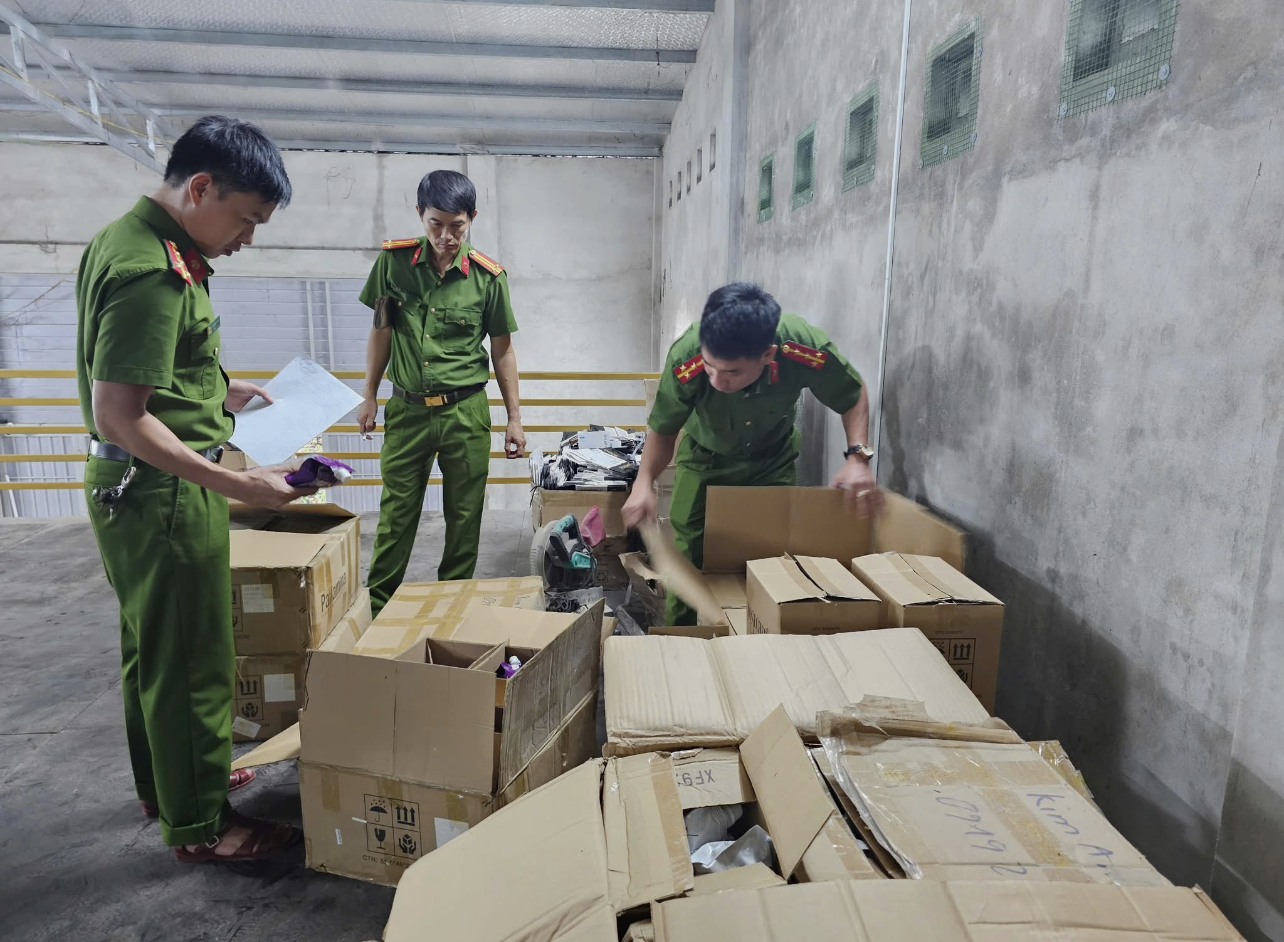 Kiểm tra kho hàng kinh doanh mỹ phẩm của ông Vương. Ảnh: CA