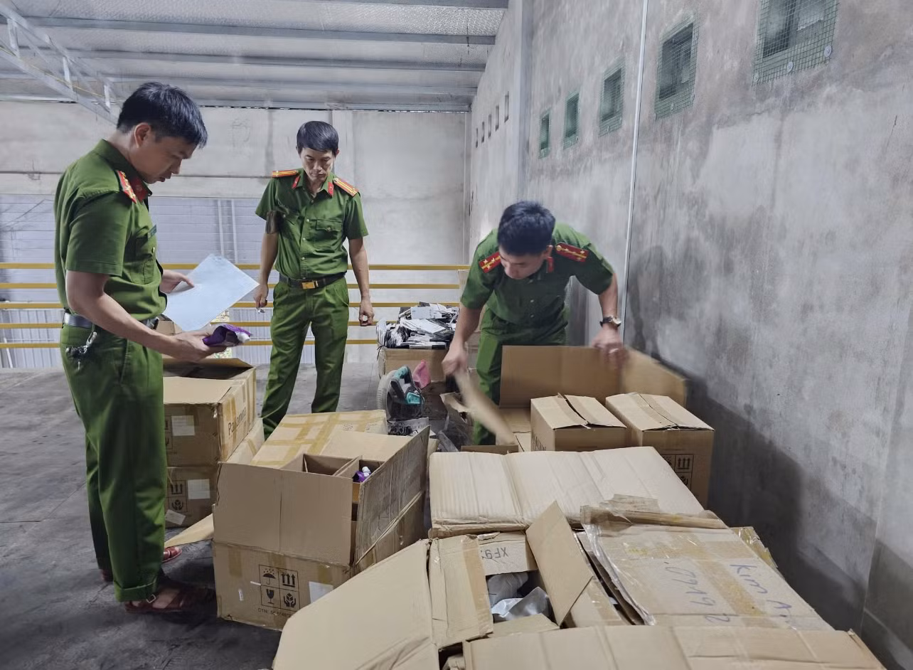 Kiểm tra kho hàng kinh doanh mỹ phẩm của ông Vương. Ảnh: CA