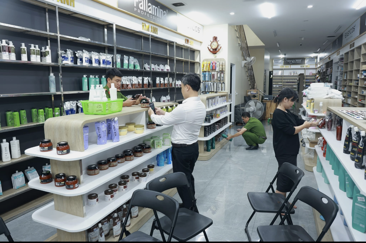 Lực lượng chức năng kiểm tra cửa hàng Mỹ phẩm - Phụ liệu tóc Kim Anh của chủ hộ kinh doanh Trần Đình Vương