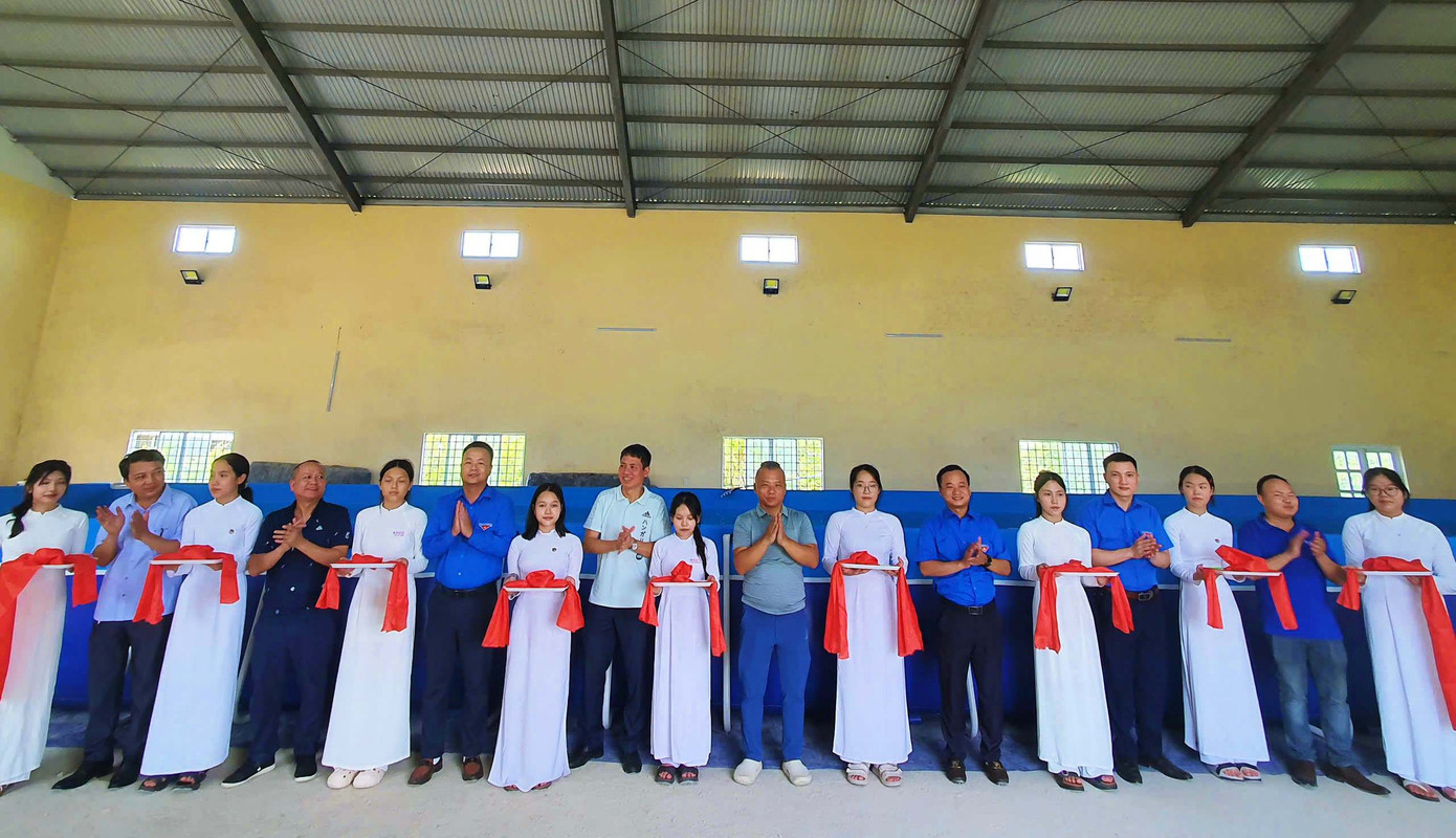 Cắt băng khánh thành công trình “Bể bơi cho em” tại Trường Tiểu học và THCS Hải Sơn, huyện Hải Lăng Cắt băng khánh thành công trình “Bể bơi cho em” tại Trường Tiểu học và THCS Hải Sơn, huyện Hải Lăng