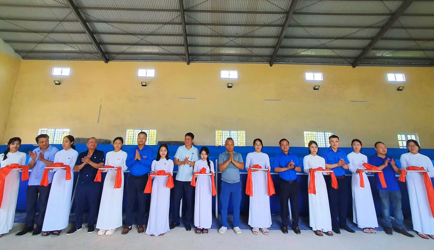 Cắt băng khánh thành công trình “Bể bơi cho em” tại Trường Tiểu học và THCS Hải Sơn, huyện Hải Lăng Cắt băng khánh thành công trình “Bể bơi cho em” tại Trường Tiểu học và THCS Hải Sơn, huyện Hải Lăng