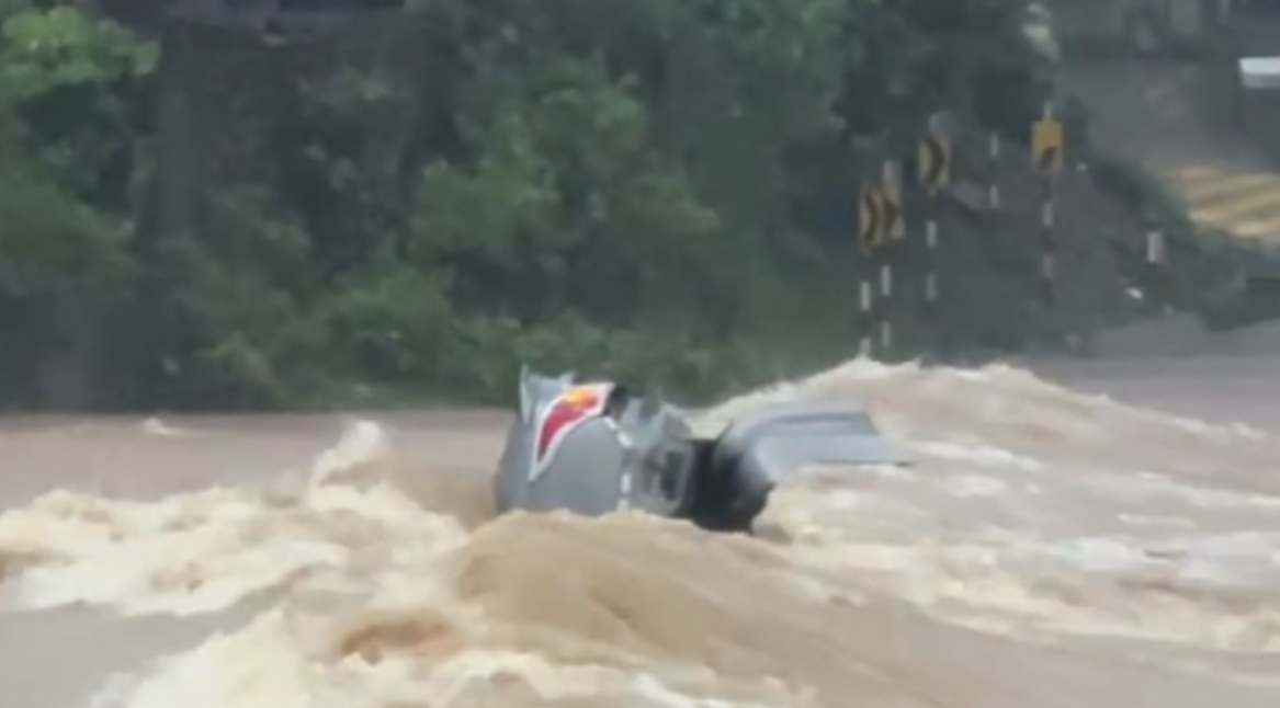 Chiếc ô tô bị cuốn trôi Chiếc ô tô bị cuốn trôi