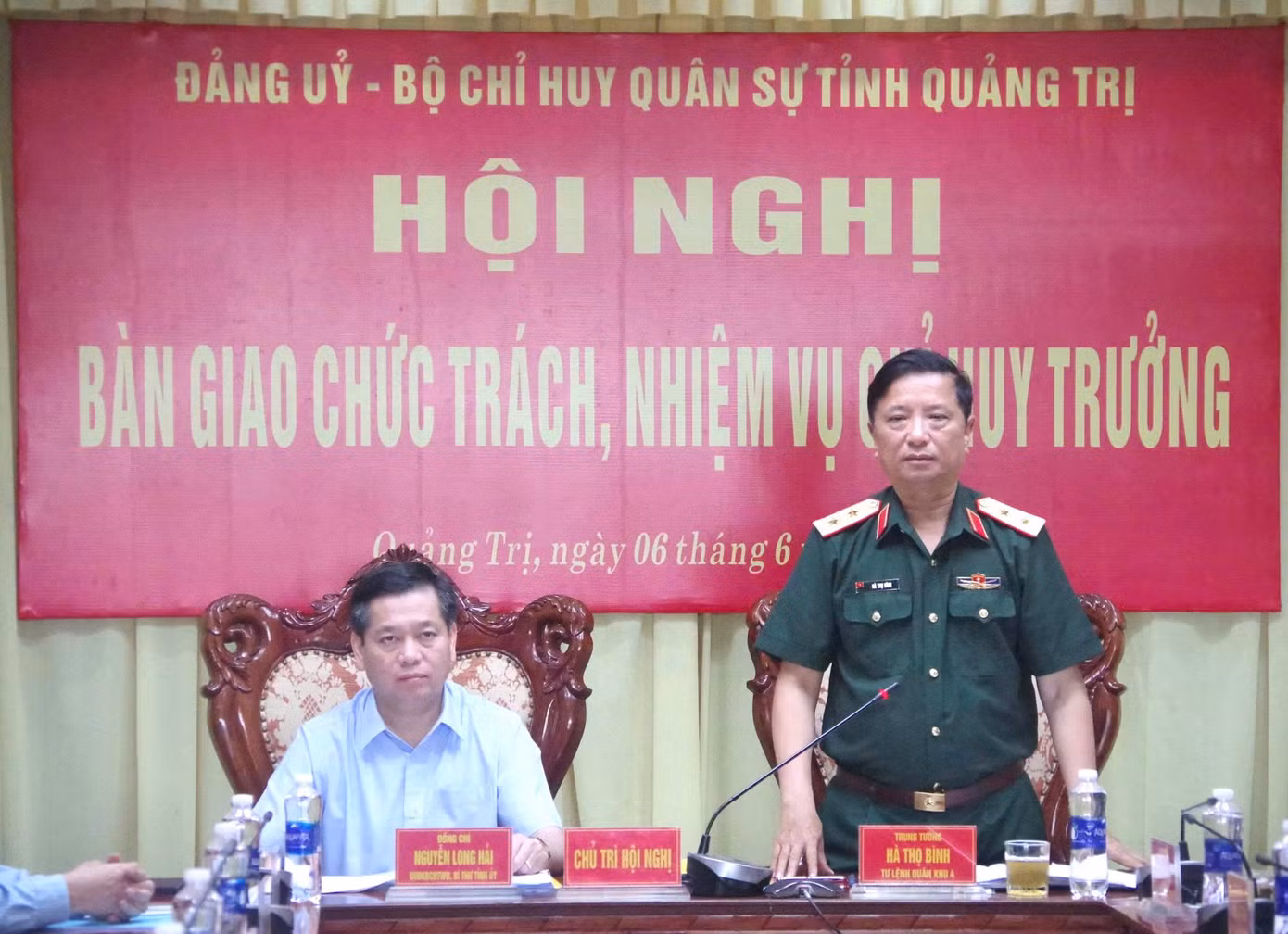Trung tướng Hà Thọ Bình - Tư lệnh Quân khu 4, phát biểu tại hội nghị. Ảnh: XD