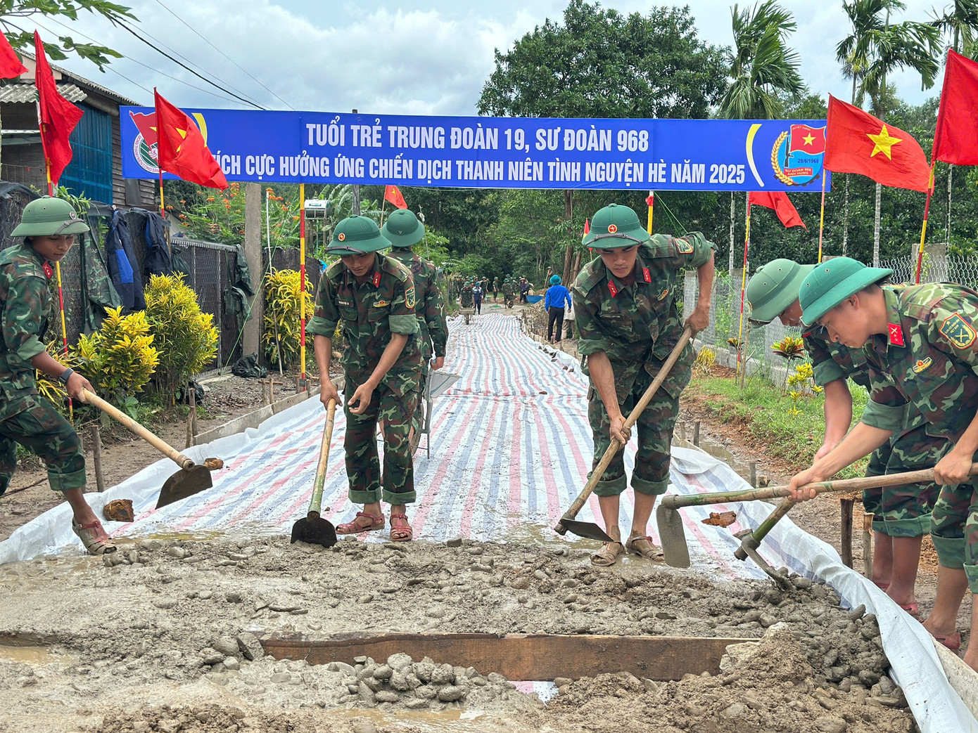 Làm đường bê tông ở thôn Thượng Lâm, xã Cam Thành Làm đường bê tông ở thôn Thượng Lâm, xã Cam Thành