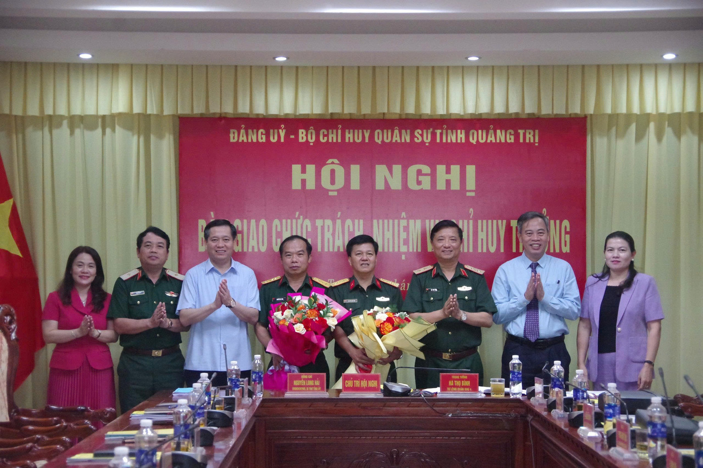 Thủ trưởng Bộ Tư lệnh và cơ quan Quân khu 4 cùng lãnh đạo tỉnh Quảng Trị chúc mừng Đại tá Nguyễn Hữu Đàn và Đại tá Nguyễn Tài Tình được nhận chức trách, nhiệm vụ mới. Ảnh: Xuân Diện Thủ trưởng Bộ Tư lệnh và cơ quan Quân khu 4 cùng lãnh đạo tỉnh Quảng Trị chúc mừng Đại tá Nguyễn Hữu Đàn và Đại tá Nguyễn Tài Tình được nhận chức trách, nhiệm vụ mới. Ảnh: Xuân Diện
