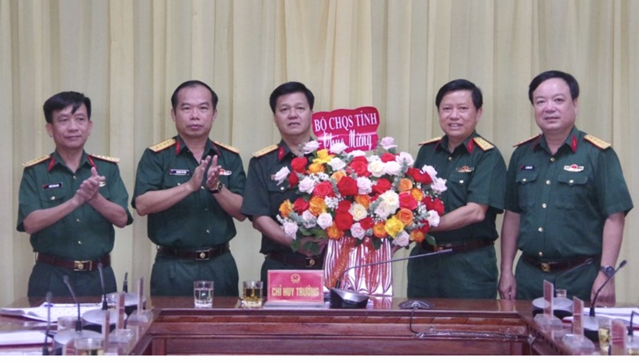 Đại tá Nguyễn Hữu Đàn (thứ 3 từ phải sang) nhận hoa chúc mừng của Bộ Chỉ huy Quân sự tỉnh Quảng Trị khi được bổ nhiệm giữ chức Phó Tham mưu trưởng Quân khu 4. Ảnh: Bộ CHQS