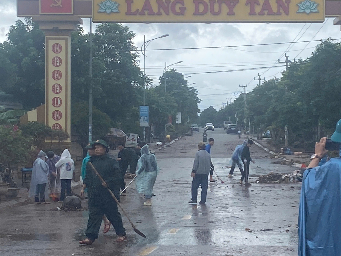 Nỗ lực vệ sinh làm sạch các trục đường giao thông bị ngập úng sau khi lũ rút Nỗ lực vệ sinh làm sạch các trục đường giao thông bị ngập úng sau khi lũ rút