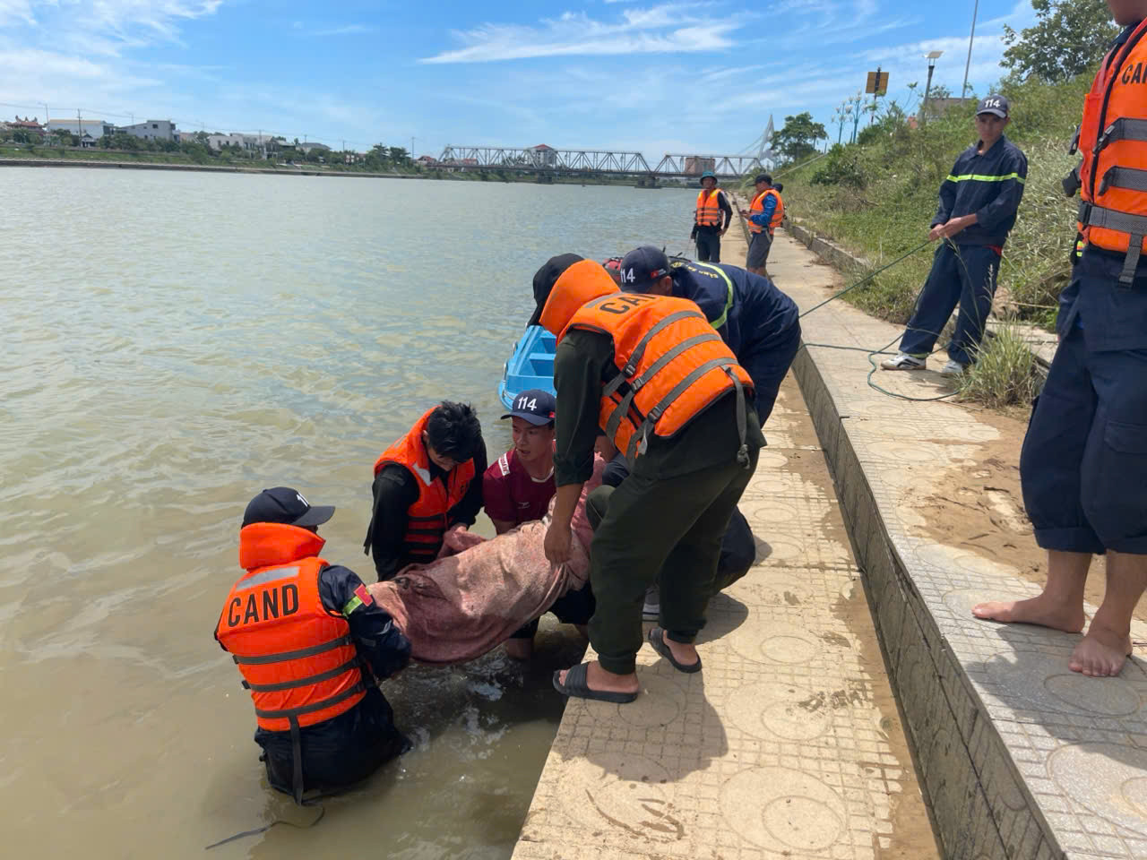 Thi thể nạn nhân M.T.G.B. được lực lượng chức năng đưa lên bờ.