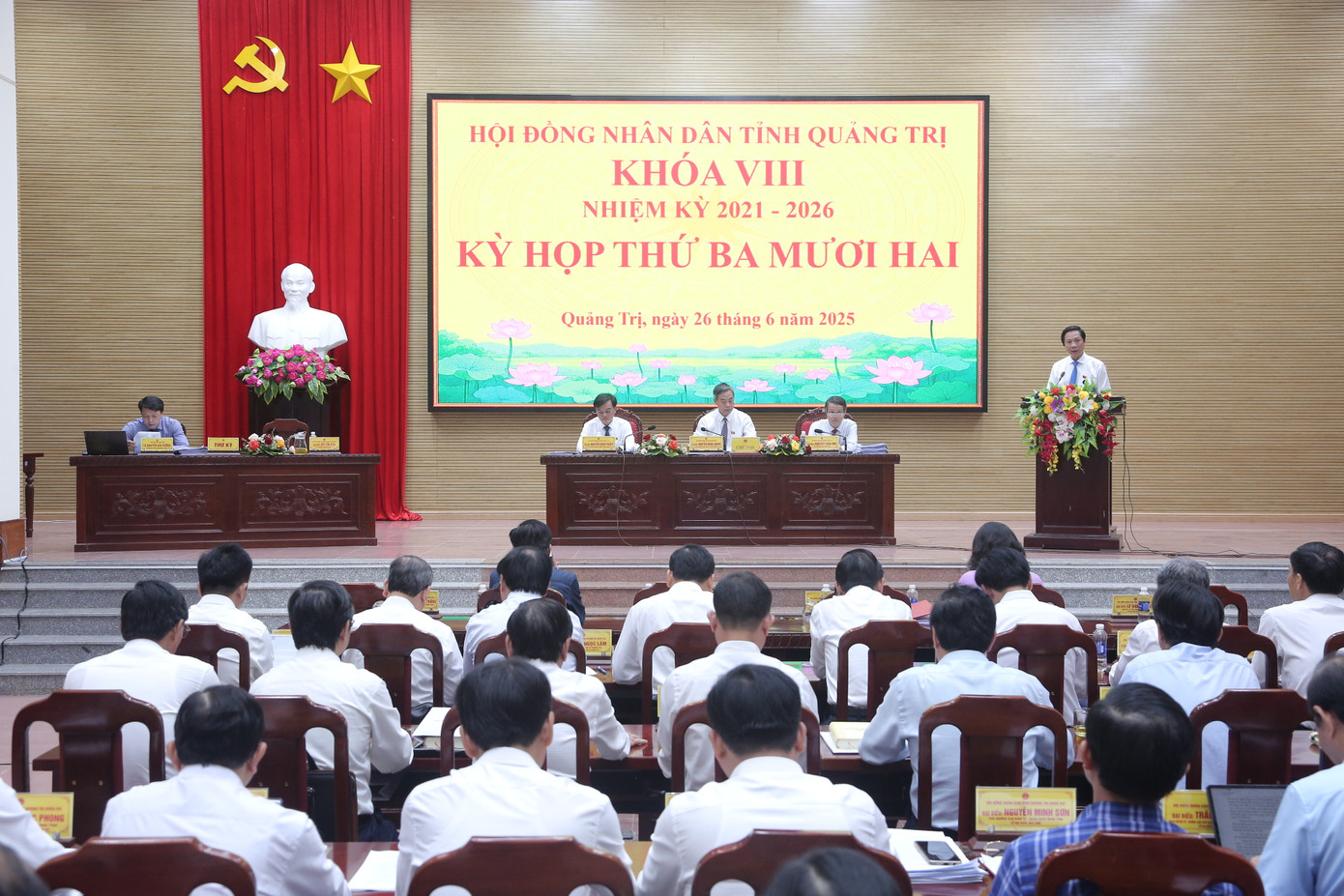 Kỳ họp thứ 32 vào ngày 26/6, HĐND tỉnh Quảng Trị khóa VIII thông qua 21 nghị quyết quan trọng, song không có chính sách hỗ trợ tiền đi lại, chỗ ở cho cán bộ đến trung tâm hành chính mới (Đồng Hới) làm việc. Đây là kỳ họp cuối cùng trước khi hợp nhất tỉnh.