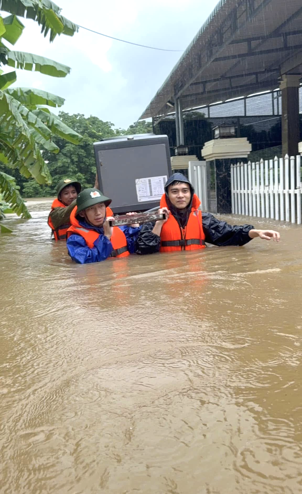 Mưa lớn, lũ dâng, khẩn cấp di dời hàng trăm hộ dân ở thị trấn biên ải Lao Bảo Mưa lớn, lũ dâng, khẩn cấp di dời hàng trăm hộ dân ở thị trấn biên ải Lao Bảo