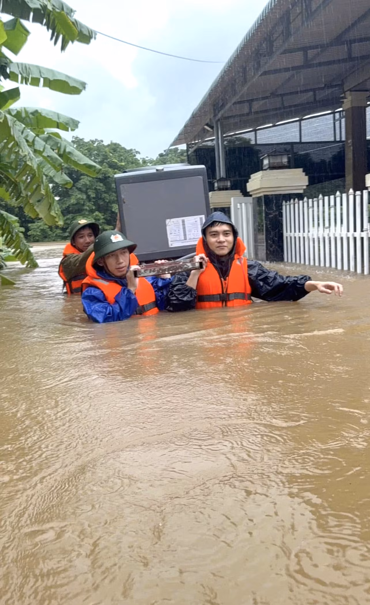 Mưa lớn, lũ dâng, khẩn cấp di dời hàng trăm hộ dân ở thị trấn biên ải Lao Bảo