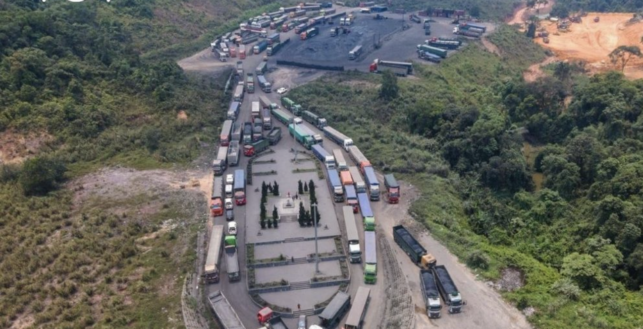 Ô tô vận chuyển than đá từ phía Lào về Cửa khẩu quốc tế La Lay.