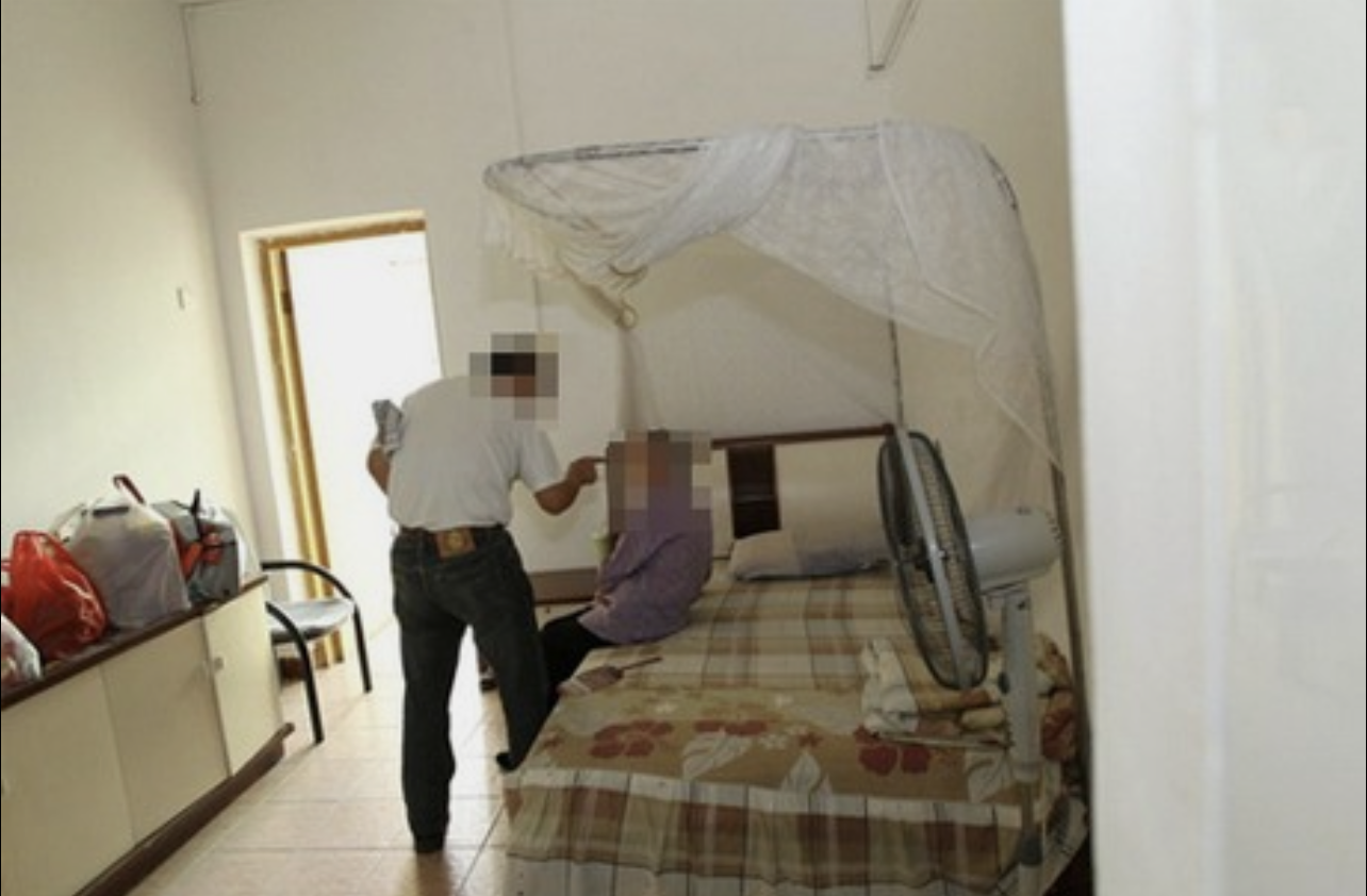 Pháp luật quy định hình phạt hành vi ngược đãi cha mẹ (Ảnh minh họa)