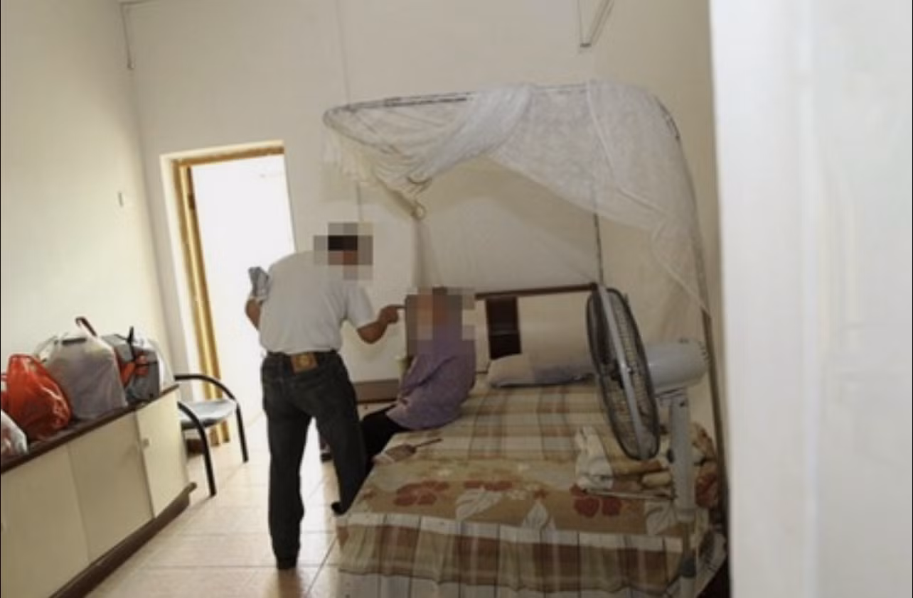 Pháp luật quy định hình phạt hành vi ngược đãi cha mẹ (Ảnh minh họa)
