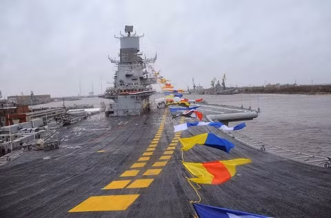  Hình ảnh trên mặt boong tàu sân bay INS Vikramaditya với 2 đường cất cánh (màu vàng) có thể cho 2 tiêm kích MiG-29K cất cánh cùng lúc (tất nhiên một cái chạy trước, một cái chạy sau)