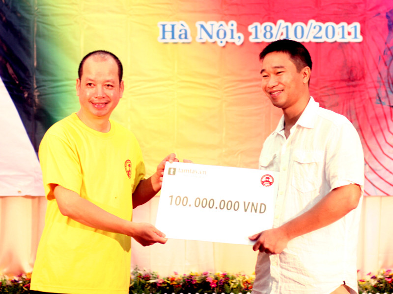 NSƯT Tuấn Hải, Chủ tịch Hội Nghệ thuật nhân đạo TP Hà Nội nhận số tiền 100 triệu đồng bán đấu giá bộ sưu tập