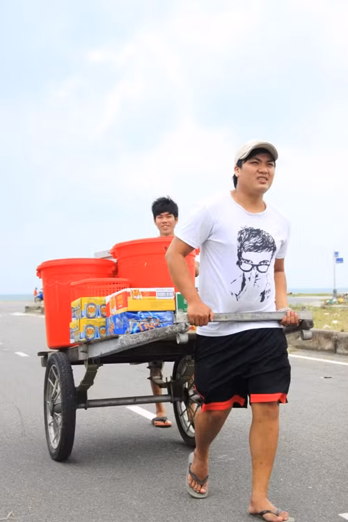 Theo các hộ dân, bão số 14 rất mạnh nên tàu thuyền càng vào sâu trên bờ sẽ tránh đươc thiệt hại