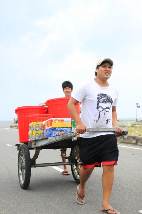 Theo các hộ dân, bão số 14 rất mạnh nên tàu thuyền càng vào sâu trên bờ sẽ tránh đươc thiệt hại