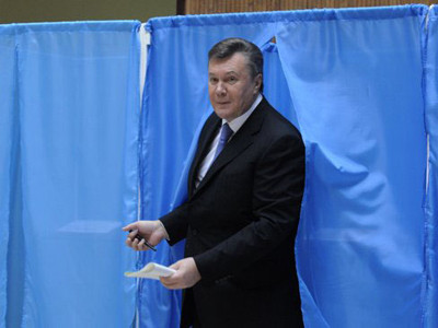 Tổng thống Viktor Yanukovych tại phòng bỏ phiếu. Ảnh: AP