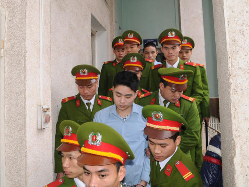 Lê Văn Luyện được áp tải đến tòa xét xử