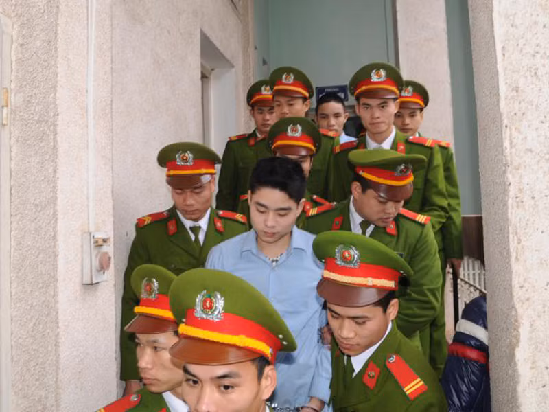 Lê Văn Luyện được áp tải đến tòa xét xử