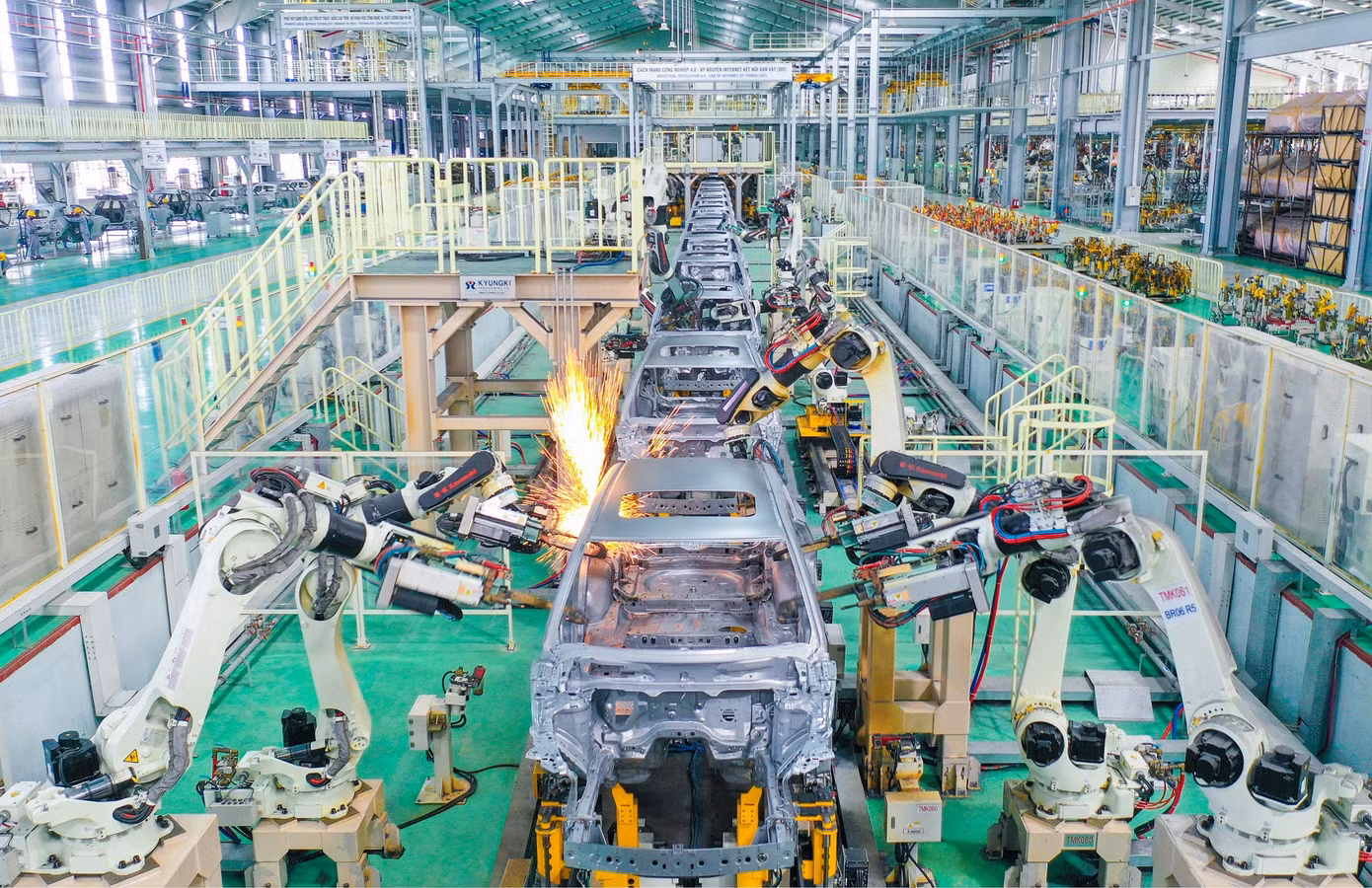 Bộ Tài chính đề xuất giảm 50% lệ phí trước bạ với ô tô sản xuất lắp ráp trong nước. Trong ảnh, dây chuyển lắp ráp ô tô của Thaco. (Ảnh: Thaco).