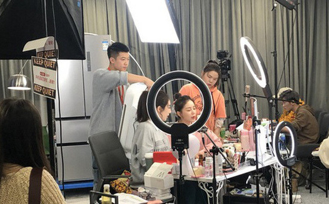 Cơ quan thuế yêu cầu rà soát việc nộp thuế của cá nhân livestream bán hàng trên mạng. (Ảnh: VNN). Cơ quan thuế yêu cầu rà soát việc nộp thuế của cá nhân livestream bán hàng trên mạng. (Ảnh: VNN).