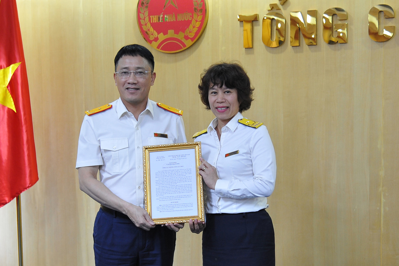 Phó Tổng cục trưởng Mai Sơn trao quyết định điều động, bổ nhiệm bà Tạ Thị Phương Lan. Phó Tổng cục trưởng Mai Sơn trao quyết định điều động, bổ nhiệm bà Tạ Thị Phương Lan.