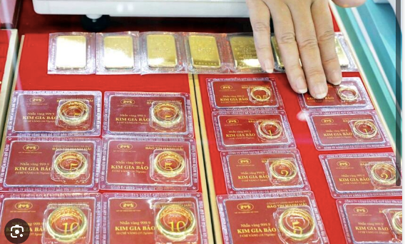 Giá vàng nhẫn tròn trơn bán ra 77,65 triệu đồng/lượng, giá vàng miếng SJC 79,8 triệu đồng/lượng. Ảnh: PQ.