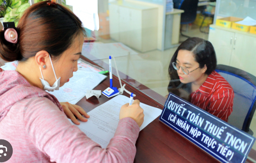 Người dân làm thủ tục quyết toán thuế TNCN. Ảnh: BGĐ.