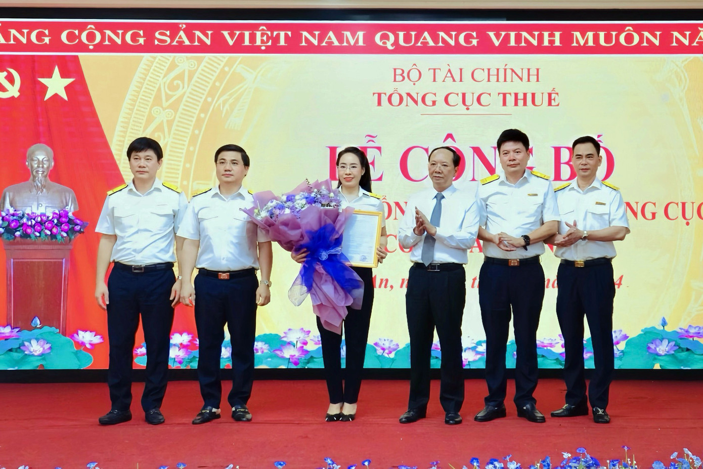 Lãnh đạo Cục Thuế tỉnh Nghệ An chúc mừng tân Phó Cục trưởng Nguyễn Thị Thanh Vỹ.