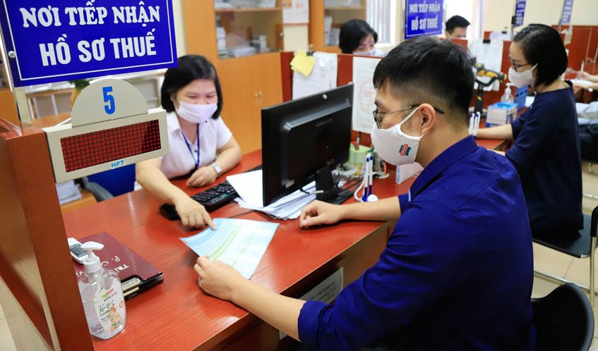 Người dân làm thủ tục tại cơ quan thuế. (Ảnh: CP). Người dân làm thủ tục tại cơ quan thuế. (Ảnh: CP).