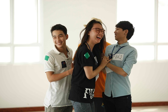 Kể từ khi công bố khởi động, Người giấu mặt đã thu hút một lượng lớn sự quan tâm cũng như nhiều luồng dư luận trái chiều. Là một trong những chương trình truyền hình thực tế “kinh điển” với bề dày lịch sử gần 15 năm cùng với sức hấp dẫn được bảo chứng bởi những con số ấn tượng về quy mô và số lượng khán giả trên khắp thế giới. Tuy nhiên, cũng không ít ý kiến tỏ ra lo ngại về việc phơi bày đời sống cá nhân của con người dưới ống kính máy quay suốt 24/7 sẽ không phù hợp với thuần phong mỹ tục Việt Nam 