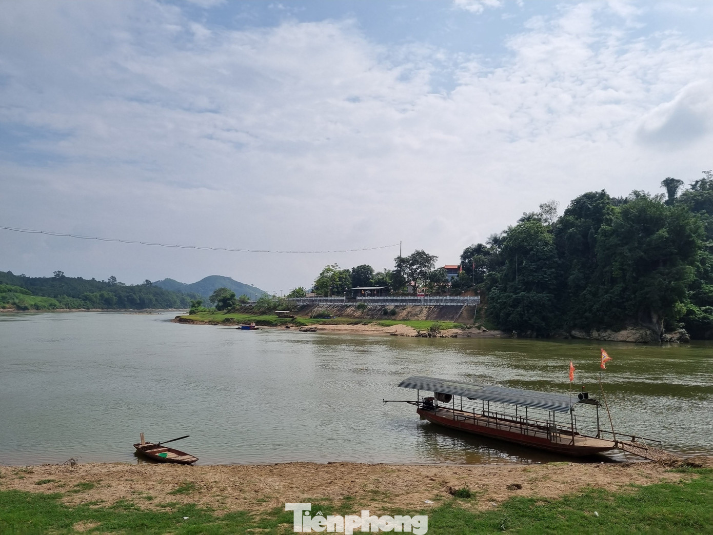 Trước mặt đền Đông Cuông là đoạn sông Hồng có hình bán nguyệt, hiền hòa chảy qua. Trước mặt đền Đông Cuông là đoạn sông Hồng có hình bán nguyệt, hiền hòa chảy qua.