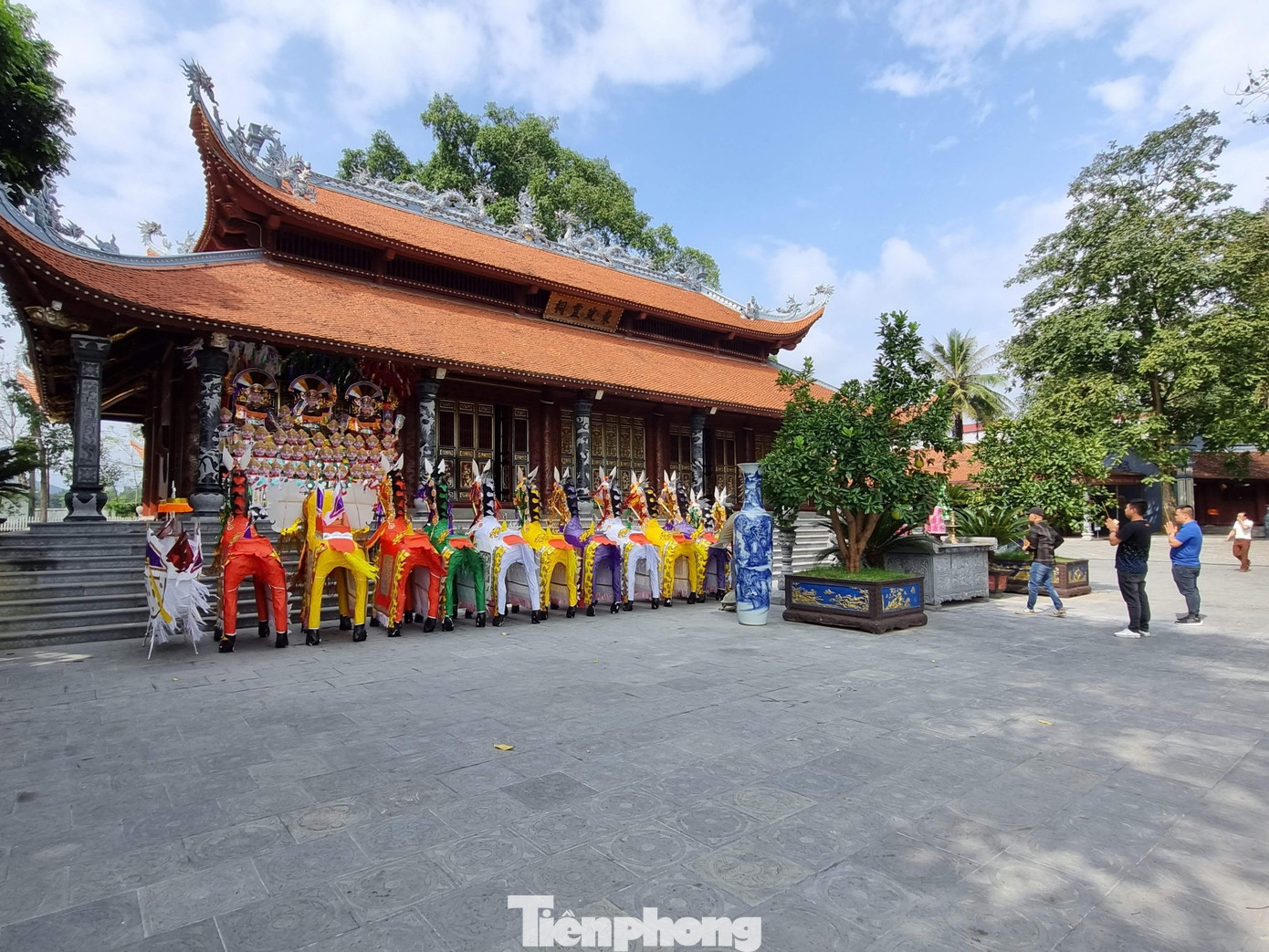 Đền Đông Cuông là không gian hội tụ, lan tỏa tín ngưỡng thờ Mẫu Thượng ngàn của người Việt. Đền Đông Cuông là không gian hội tụ, lan tỏa tín ngưỡng thờ Mẫu Thượng ngàn của người Việt.