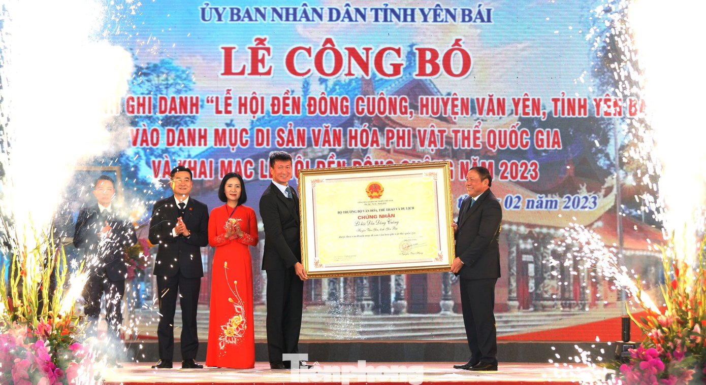 Bộ trưởng Bộ Văn hóa, Thể thao và Du lịch Nguyễn Văn Hùng trao Chứng nhận Lễ hội đền Đông Cuông là Di sản văn hóa phi vật thể quốc gia cho đại diện tỉnh Yên Bái. Bộ trưởng Bộ Văn hóa, Thể thao và Du lịch Nguyễn Văn Hùng trao Chứng nhận Lễ hội đền Đông Cuông là Di sản văn hóa phi vật thể quốc gia cho đại diện tỉnh Yên Bái.