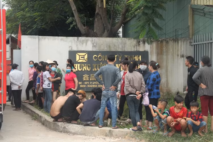 Lửa thiêu rụi nhà xưởng 2.000m2 giữa giờ trưa ảnh 2