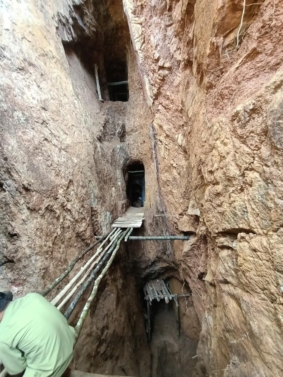 Nhiều hầm nhỏ, nguy hiểm được các đối tượng đào giữa Bãi Kịt