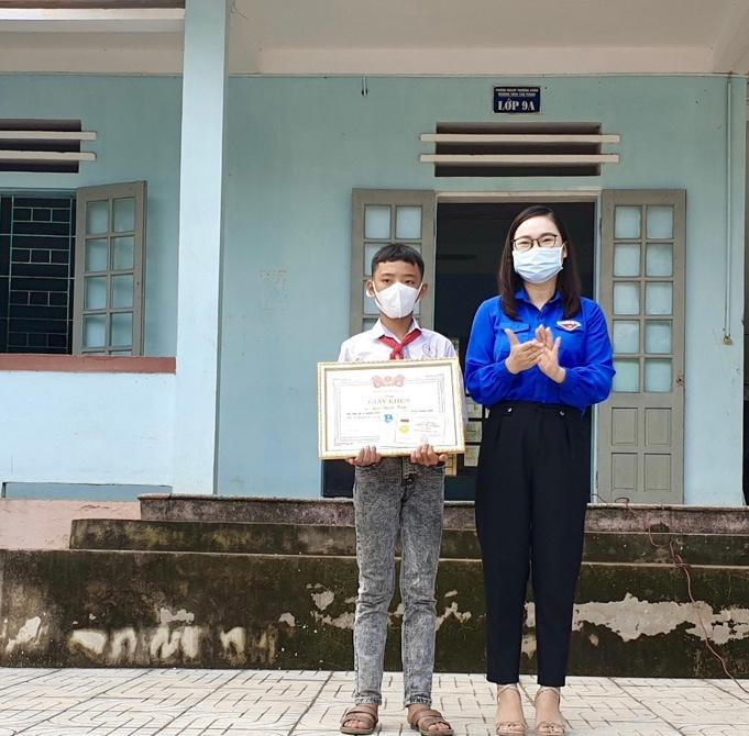 Đại diện lãnh đạo Tỉnh Đoàn Thanh Hoá trao Huy hiệu &quot;Tuổi trẻ dũng cảm&quot; cho em Lục Đình Tâm