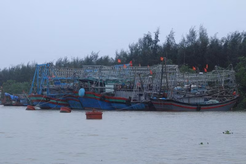 Tàu thuyền của ngư dân Thanh Hóa vào tránh trú bão Tàu thuyền của ngư dân Thanh Hóa vào tránh trú bão