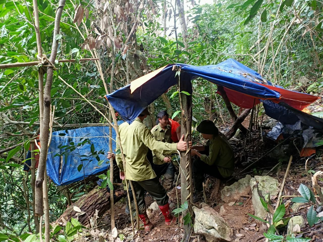 Lực lượng kiểm lâm phát hiện các lán trại của các đối tượng khai thác vàng