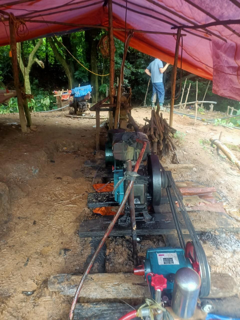 Nhiều thiết bị đào, đãi vàng còn lại ở hiện trường