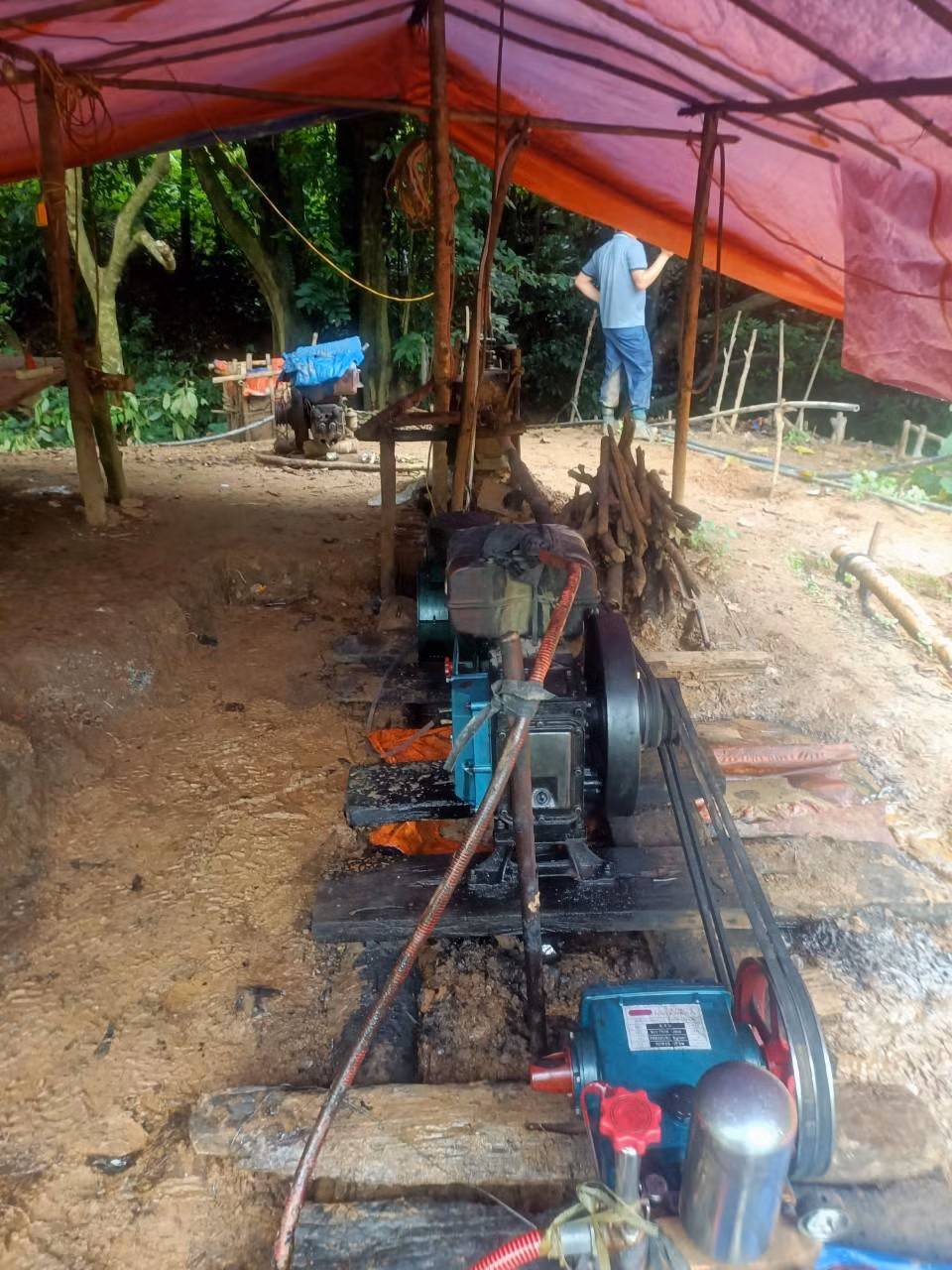 Nhiều thiết bị đào, đãi vàng còn lại ở hiện trường