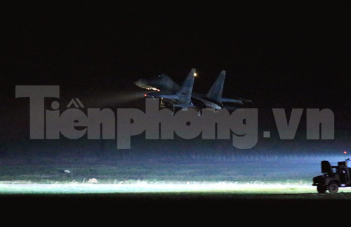 … nhưng trong bài bay đêm hôm nay, máy bay tiếp tục bay lên thực hiện tiếp một vòng bay nữa sau đó mới hạ cánh