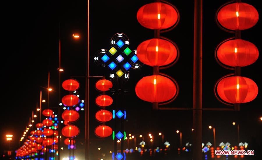 Đường phố các tuyến đường Trung Quốc rực rỡ đèn lồng. Ảnh: Xinhua