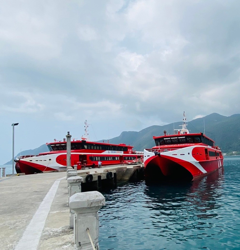 Tàu cao tốc tại Cảng tàu khách (Vịnh Côn Sơn - Côn Đảo). Tàu cao tốc tại Cảng tàu khách (Vịnh Côn Sơn - Côn Đảo).